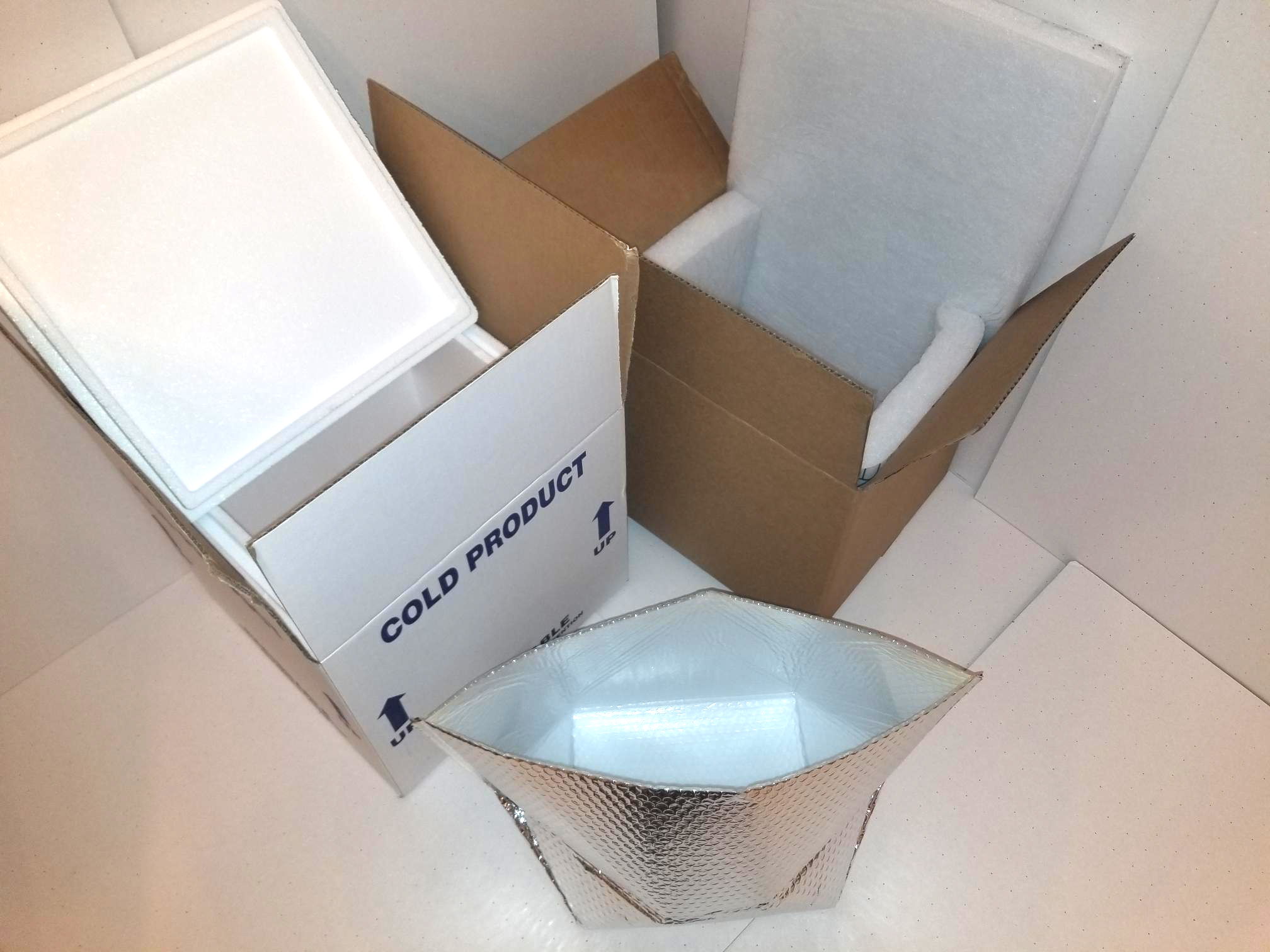 Folding insulated thermal cardboard transport box